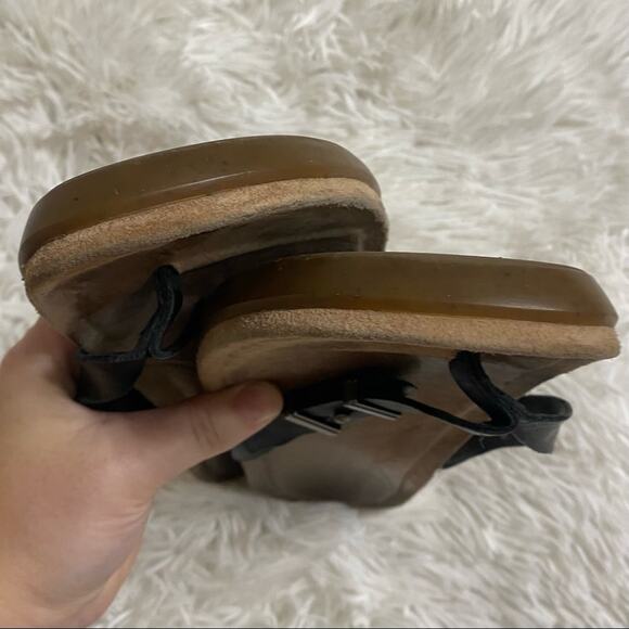 UGG • Black Sela Leather Flip Flops Sandal - Picture 6 of 8